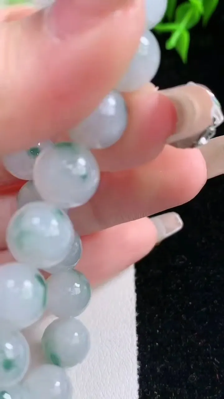 天然A货翡翠飘花圆珠手串，尺寸10-19颗，重量:32.72g1月22日
工厂直销收藏佳品,种好水足，色泽均匀，有种有色，上手高大气！