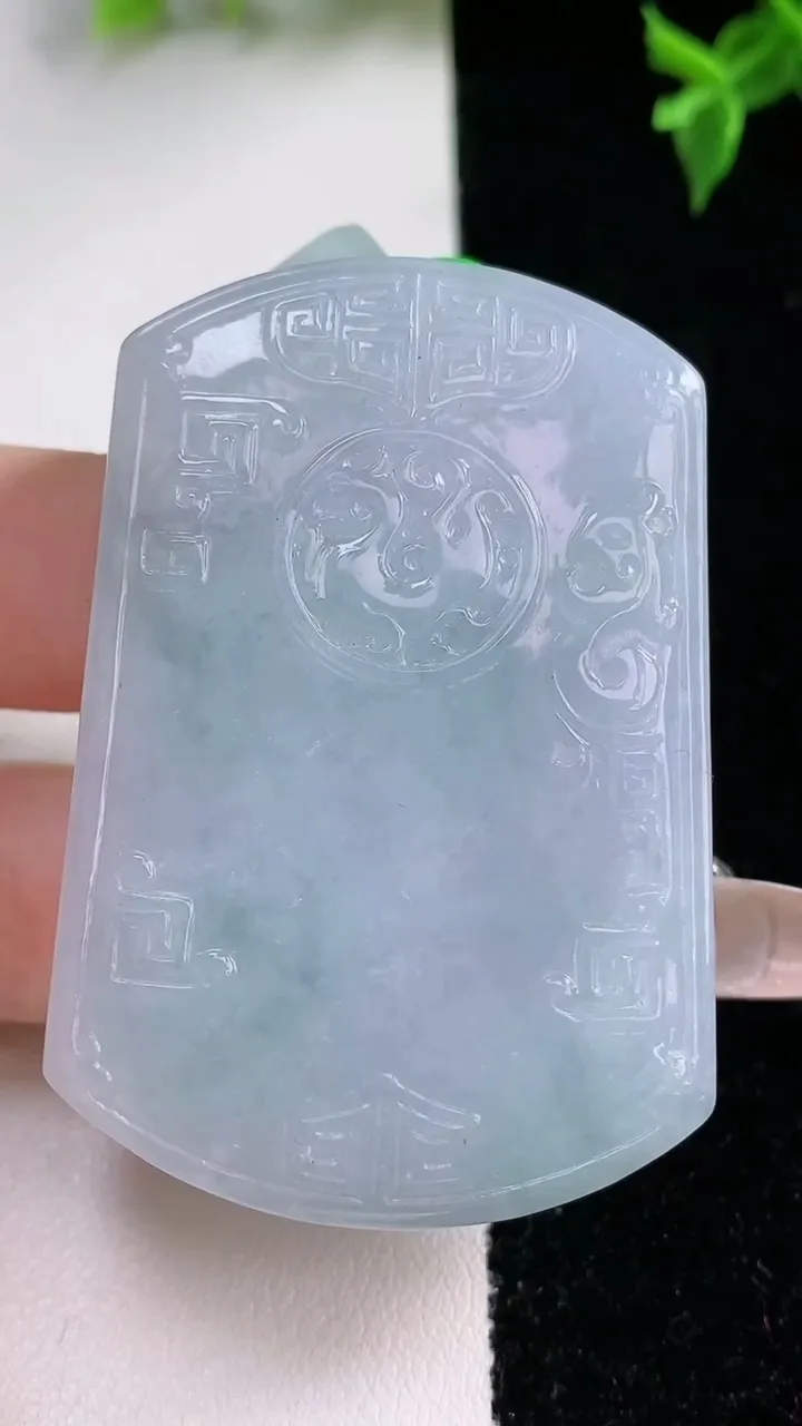 天然A货翡翠春带彩紫罗兰仿古无事牌吊坠，尺寸54.4-35.5-11，重量:62.90g
1月22日