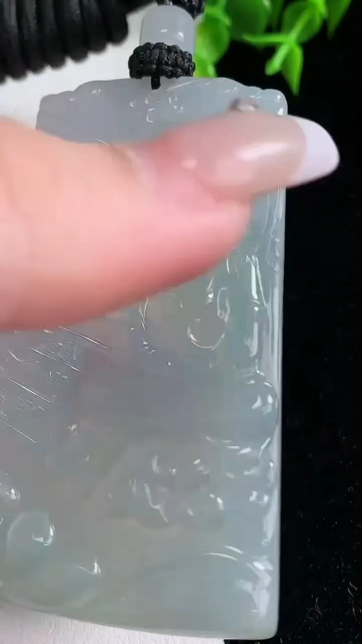 天然A货翡翠观音菩萨吊坠，尺寸66-42-5.7，重量:43.73g
1月22日