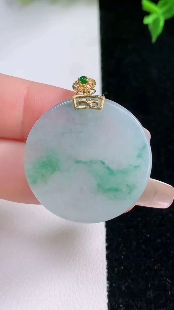 天然A货翡翠种飘花无事牌吊坠，尺寸29.2-4.3，重量:10.42g
1月22日