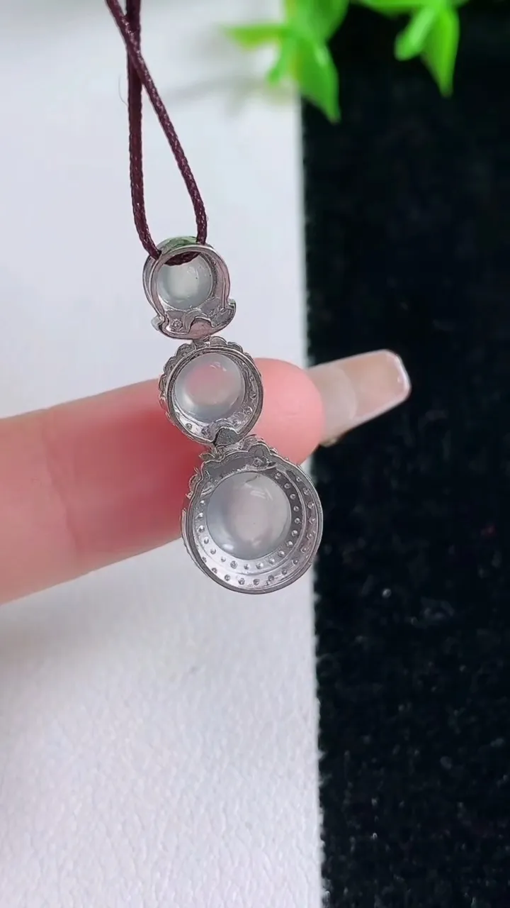 天然A货翡翠种白冰蛋面吊坠，尺寸26-10.2-6.8，裸石6.5重量:1.97g
1月22日