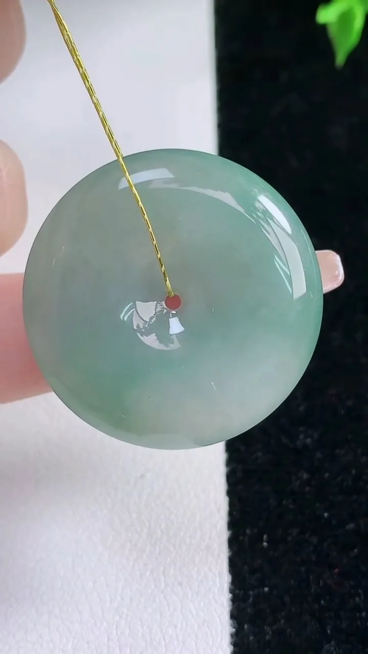 天然A货翡翠平安扣吊坠，尺寸30.6-5.4，重量:13.11g
1月22日