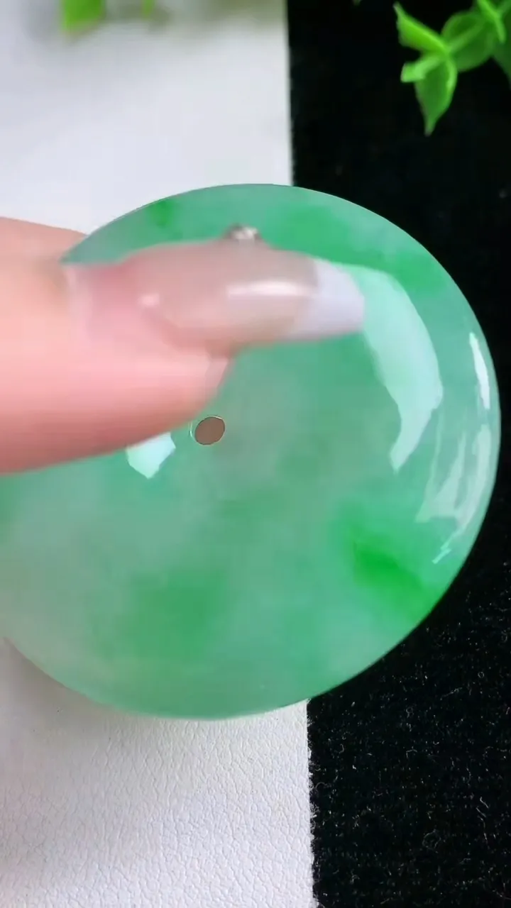 天然A货翡翠平安扣吊坠，尺寸52-5.8，重量:35.84g
1月22日