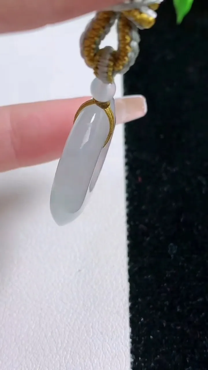 天然A货翡翠冰种飘花平安扣吊坠，尺寸26.3-6，重量:12.65g
1月22日