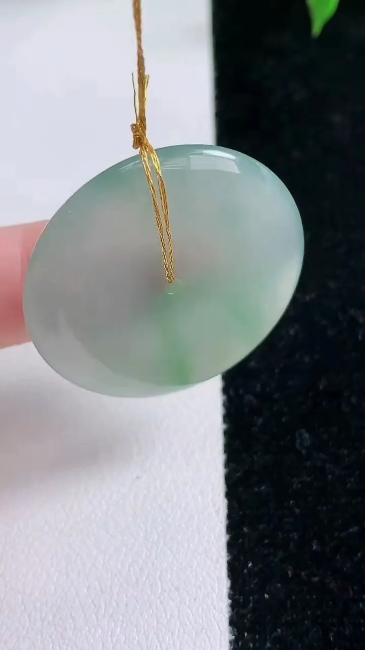 天然A货翡翠平安扣吊坠，尺寸31.7-5，重量:11.55g
1月22日