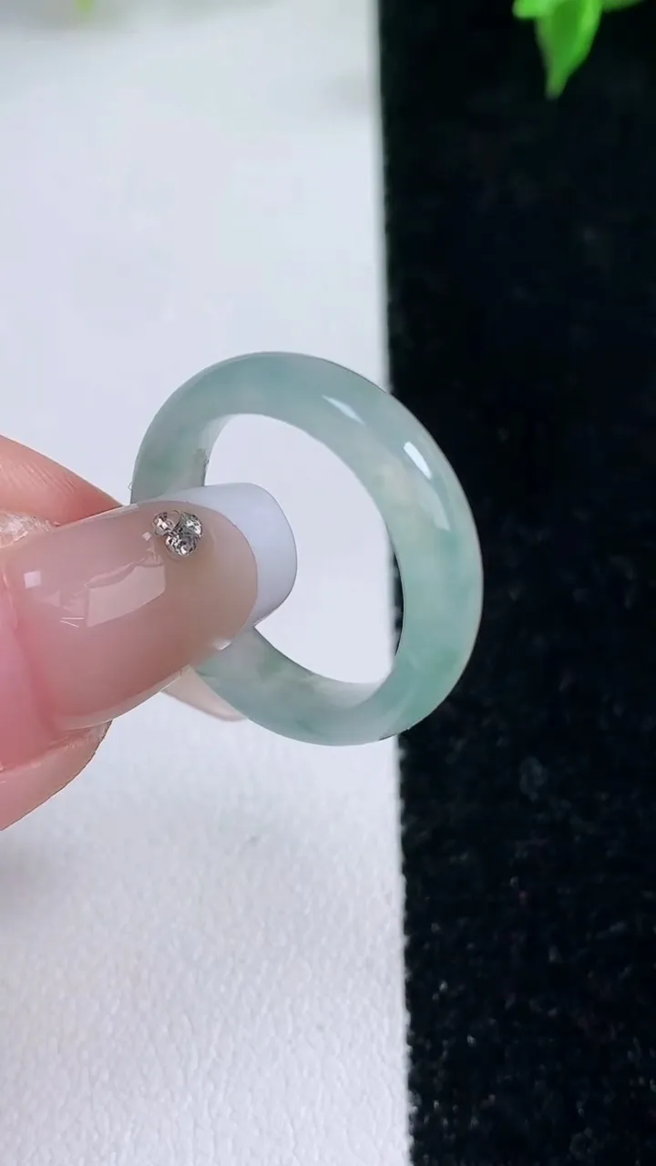 天然A货翡翠冰种飘花指环戒指，尺寸17-5-3，重量:2.85g2026年1月22日
工厂直销收藏佳品,种好水足，色泽均匀，有种有色，上手高大气！