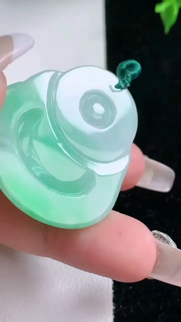 天然A货翡翠佛公吊坠，尺寸38.8-33.8-5.7，重量:13.41g
1月22日