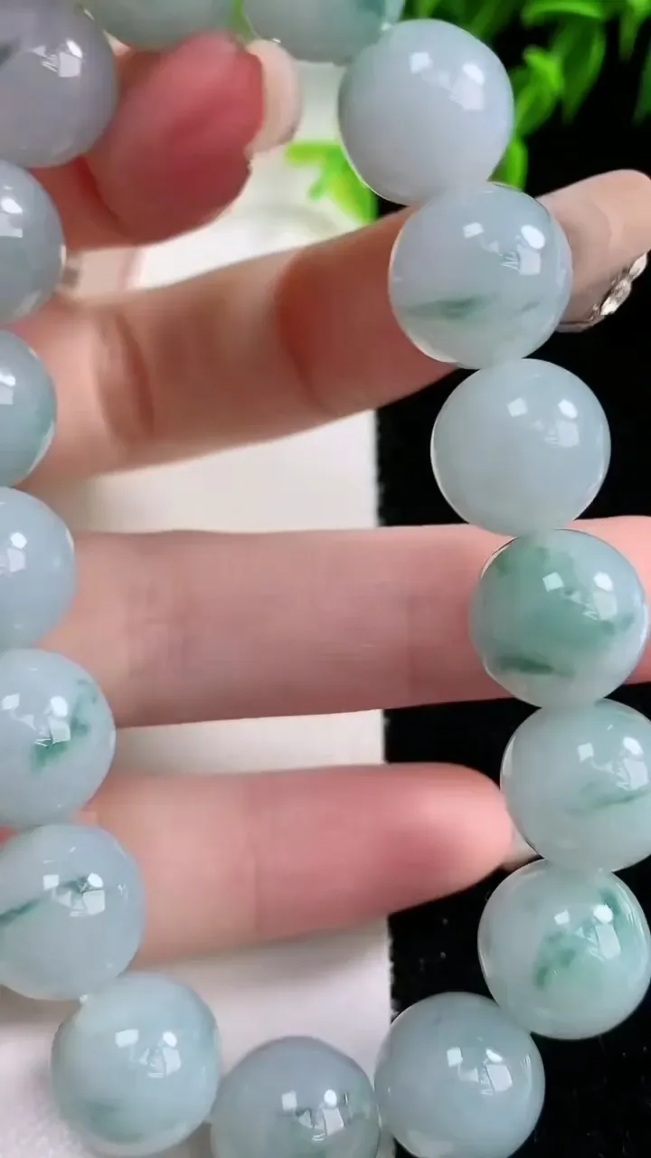 天然A货翡翠飘花圆珠手串，尺寸12.3-17颗，重量:56.22g1月22日
工厂直销收藏佳品,种好水足，色泽均匀，有种有色，上手高大气！