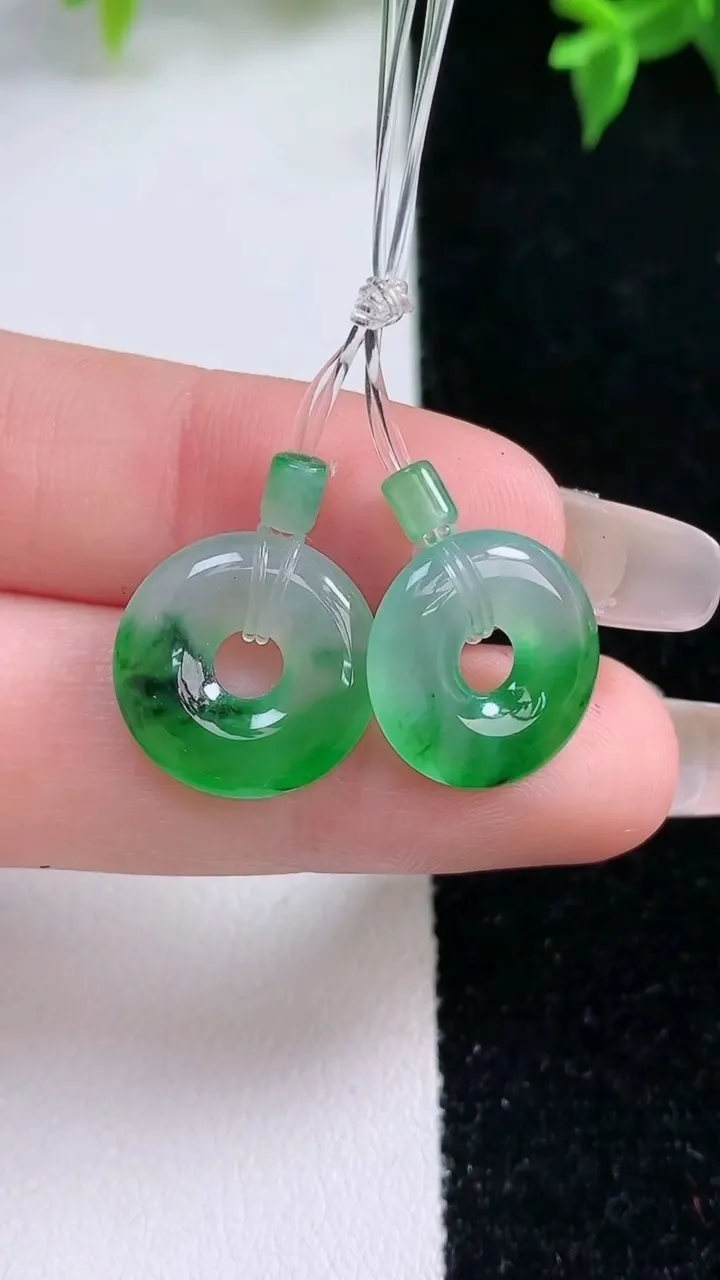 天然A货翡翠平安环吊坠一对，尺寸14.8-2.9，重量:3.14g
1月22日