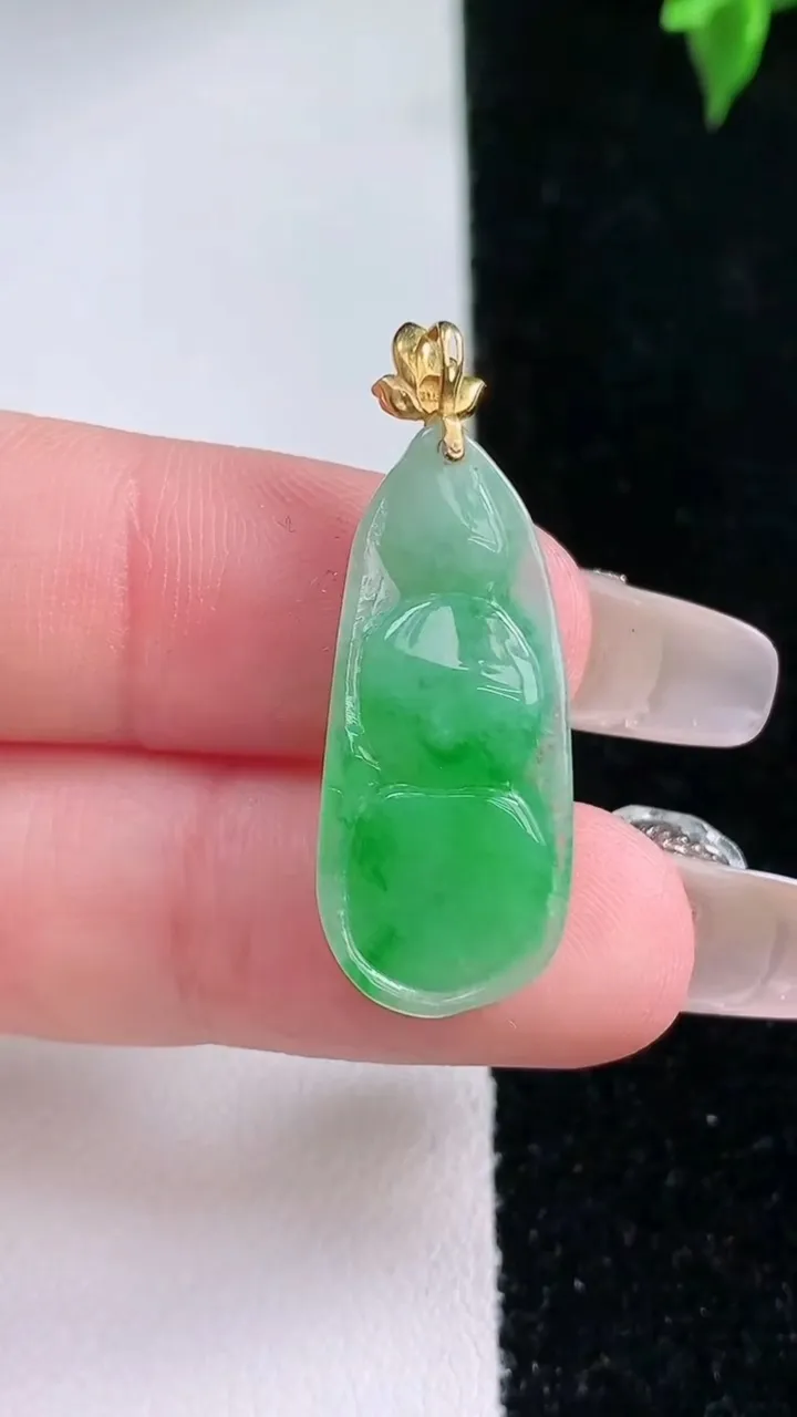 天然A货翡翠福豆吊坠，尺寸25.8-11.4-4.4，重量:2.69g
1月22日