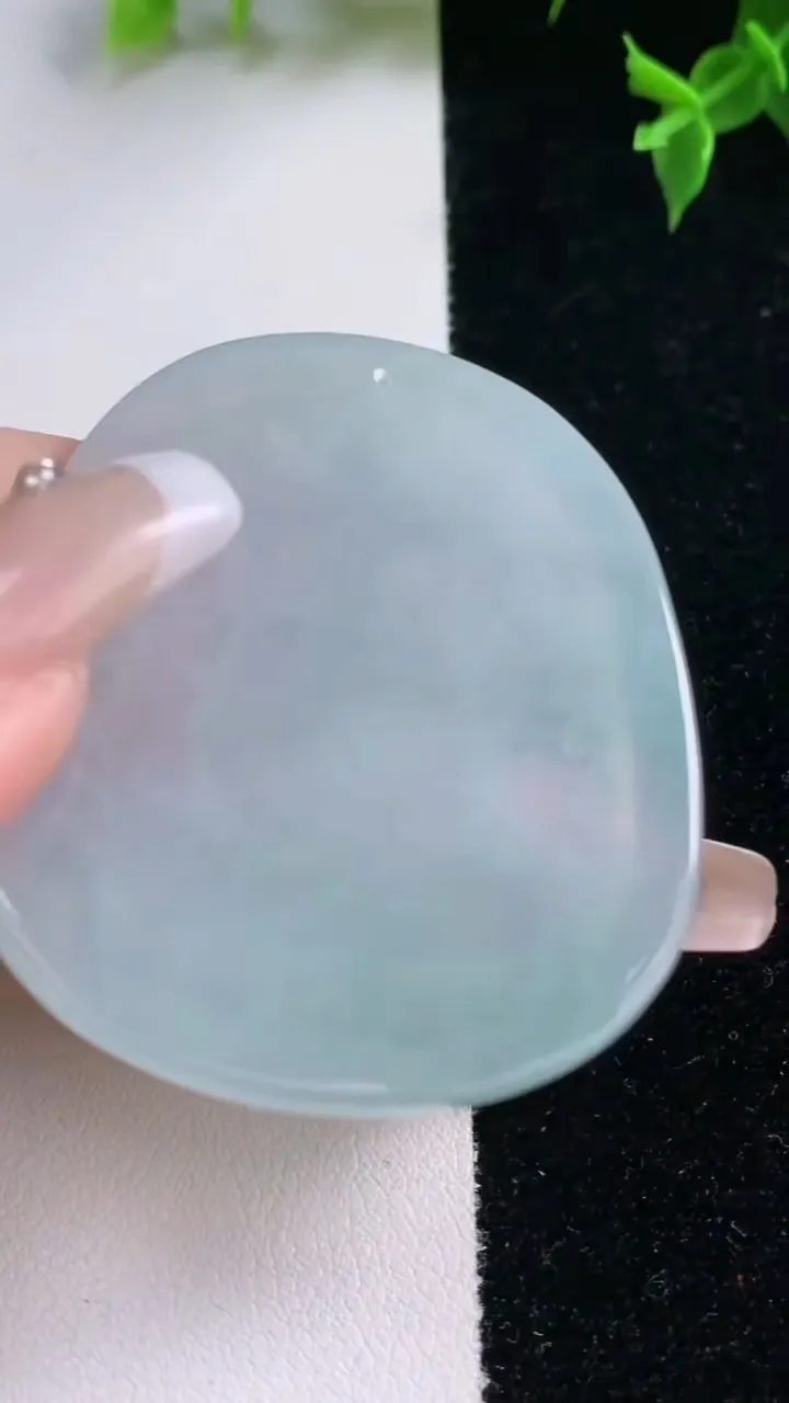 天然A货翡翠观音菩萨吊坠，尺寸51.4-43.4-4.7，重量:23.38g
1月22日