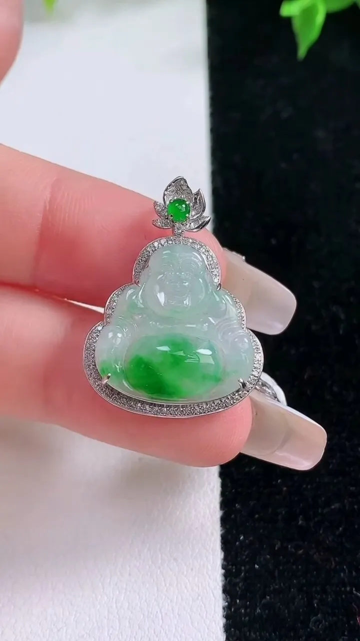 天然A货翡翠佛公吊坠，尺寸27.2-19-7，裸石17.5-17重量:2.96g
1月22日