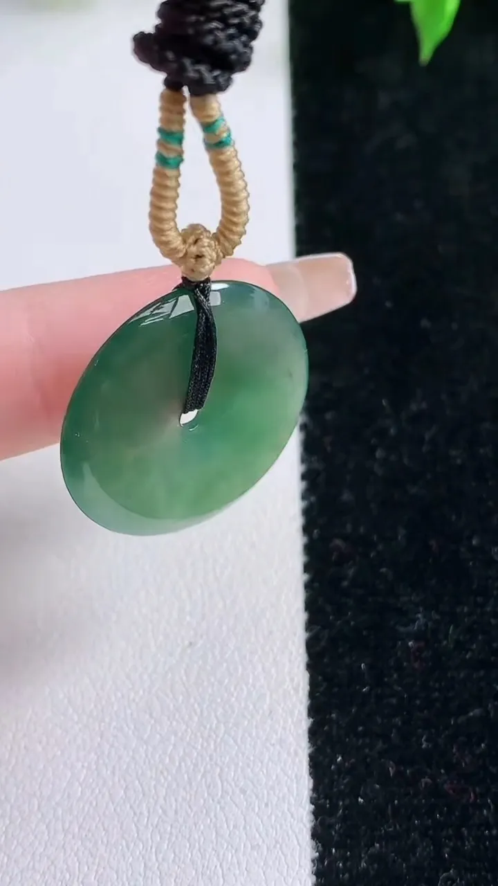 天然A货翡翠平安扣吊坠，尺寸23.4-4，重量:6.78g
1月22日