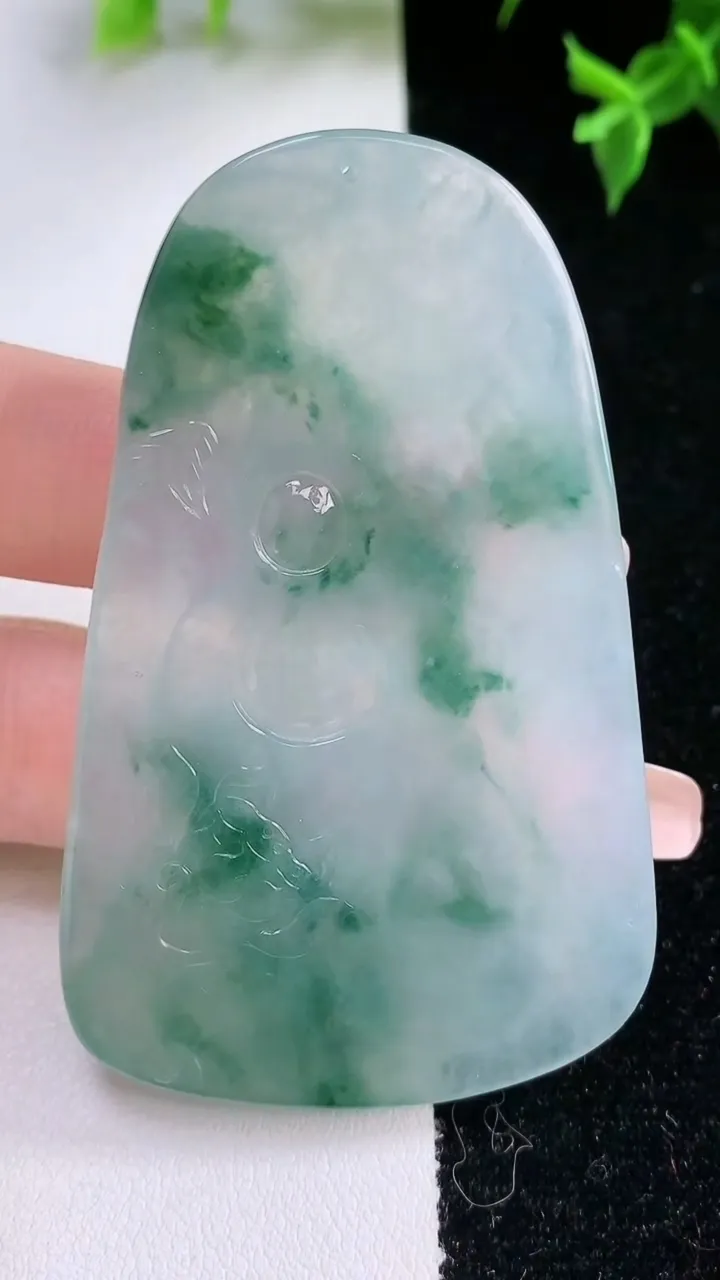 天然A货翡翠冰种飘花虚空藏菩萨吊坠，尺寸65.3-40.2-5.6，重量:30.34g
1月22日