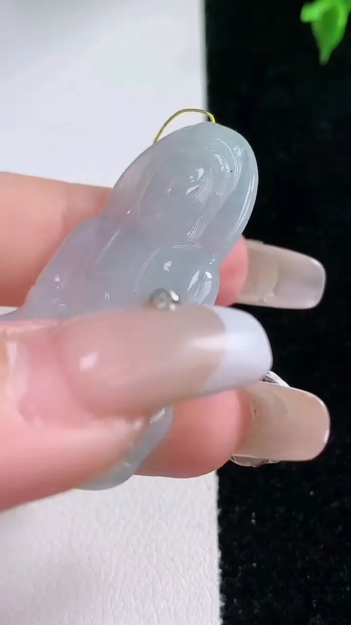 天然A货翡翠观音菩萨吊坠，尺寸40.8-27.4-3.3，重量:7.05g
1月22日