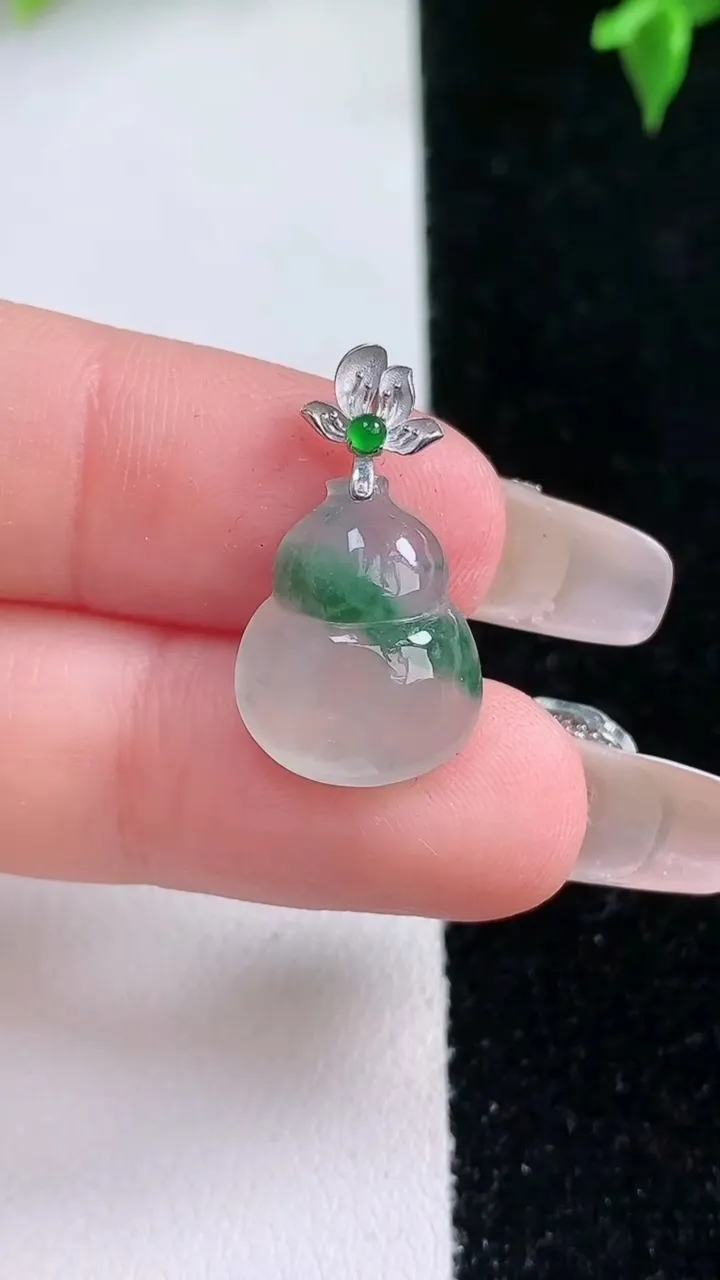 天然A货翡翠种飘花葫芦吊坠，尺寸15.6-12.7-4.8，重量:1.71g
1月22日