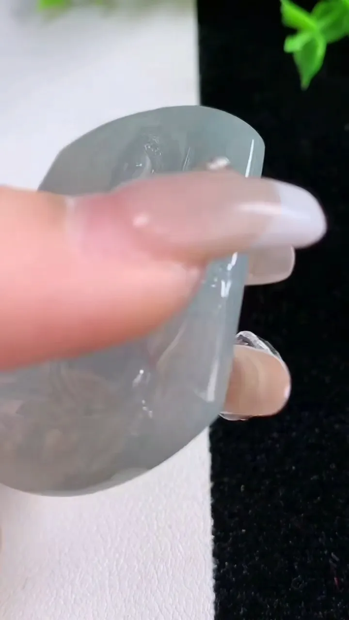 天然A货翡翠阿弥陀佛吊坠，尺寸51.7-43.8-5，重量:25.06g
1月22日