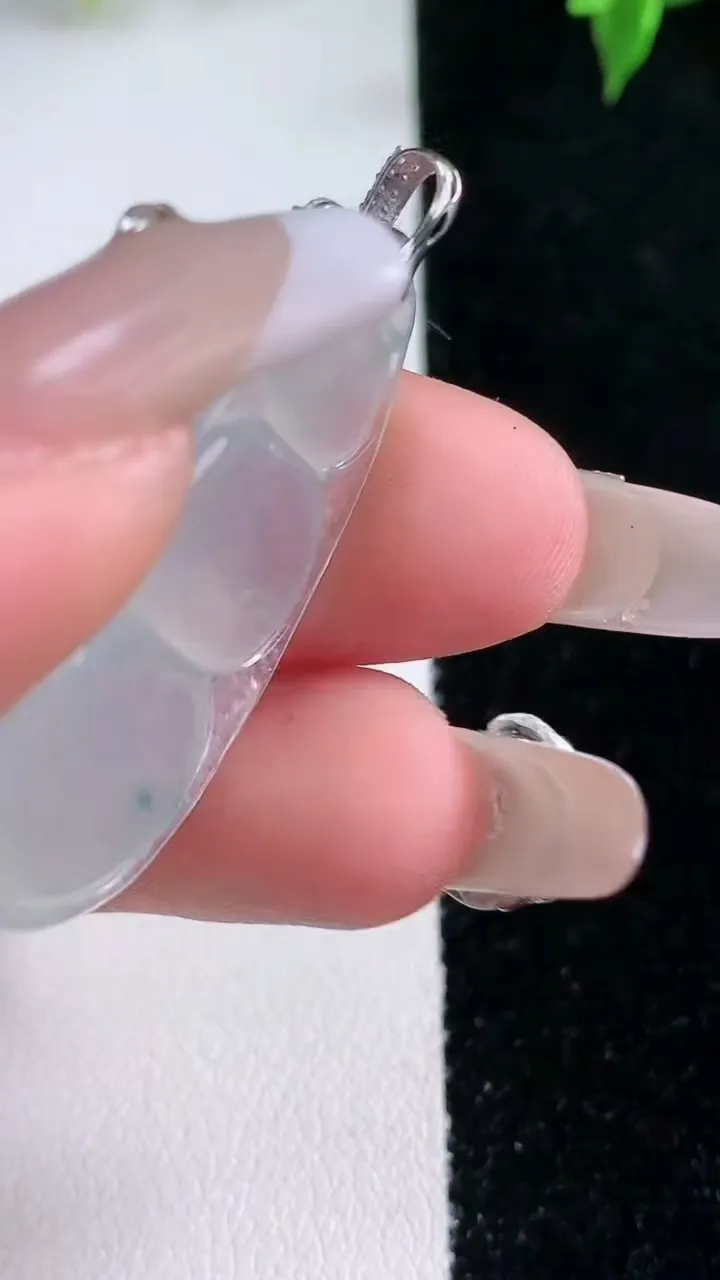 天然A货翡翠种飘花福豆吊坠，尺寸36-15.4-5.8，重量:5.68g
1月22日