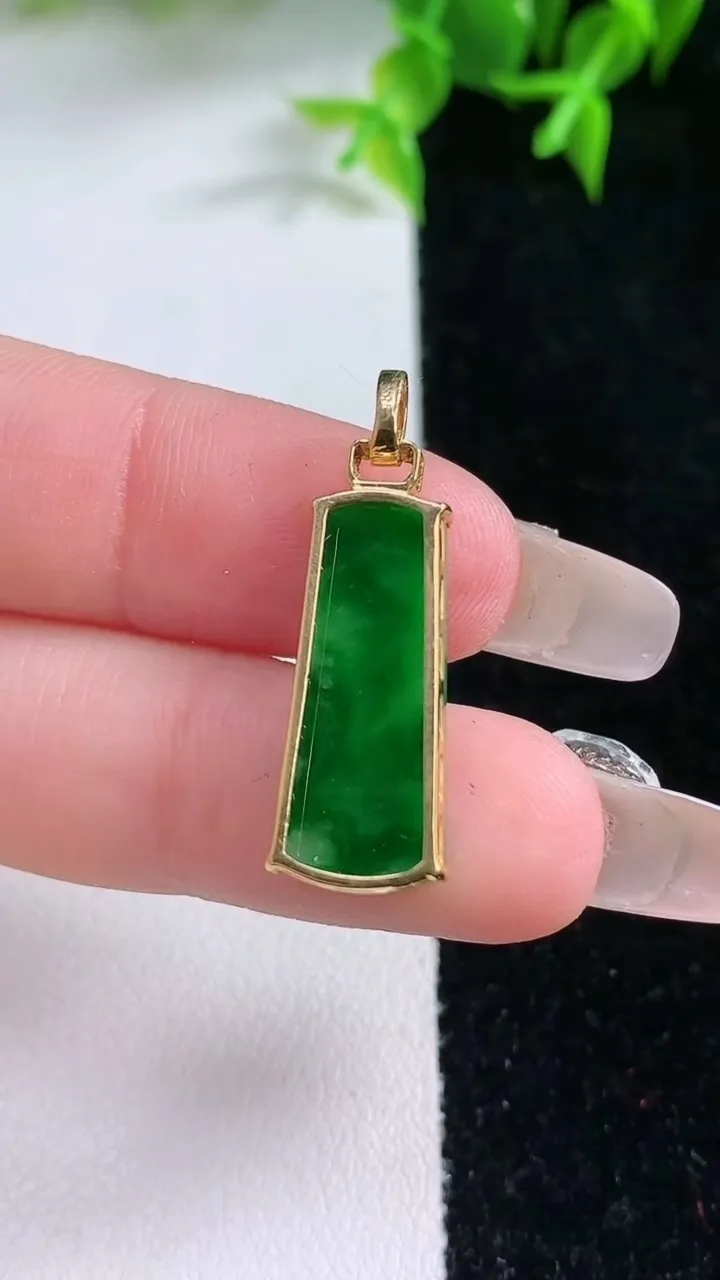 天然A货翡翠无事牌吊坠，尺寸21.8-8.7-3.8，重量:1.77g
1月22日