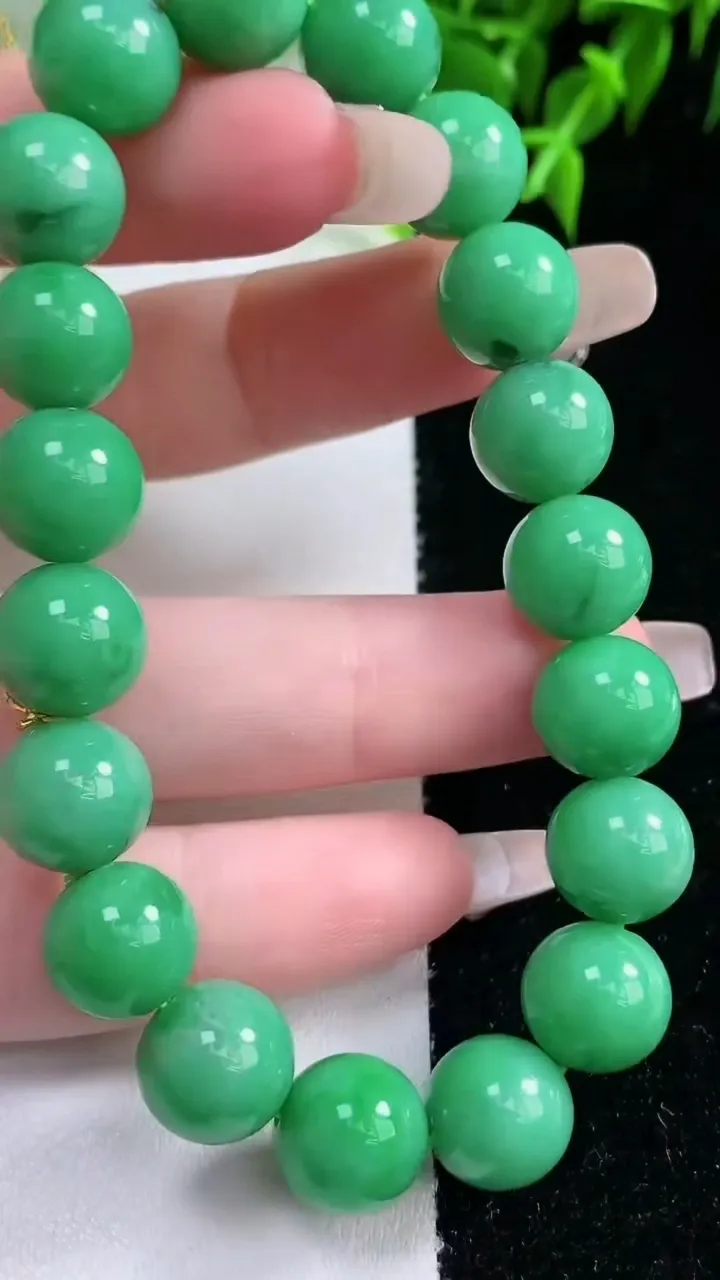 天然A货翡翠圆珠手串，尺寸10.4-19颗，重量:36.08g1月22日
工厂直销收藏佳品,种好水足，色泽均匀，有种有色，上手高大气！
