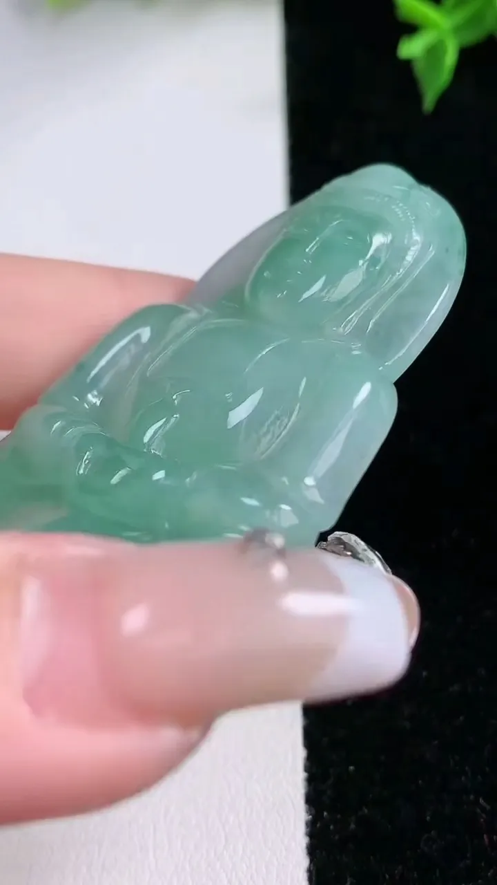 天然A货翡翠观音菩萨吊坠，尺寸63.4-39-5.9，重量:24.59g
1月22日