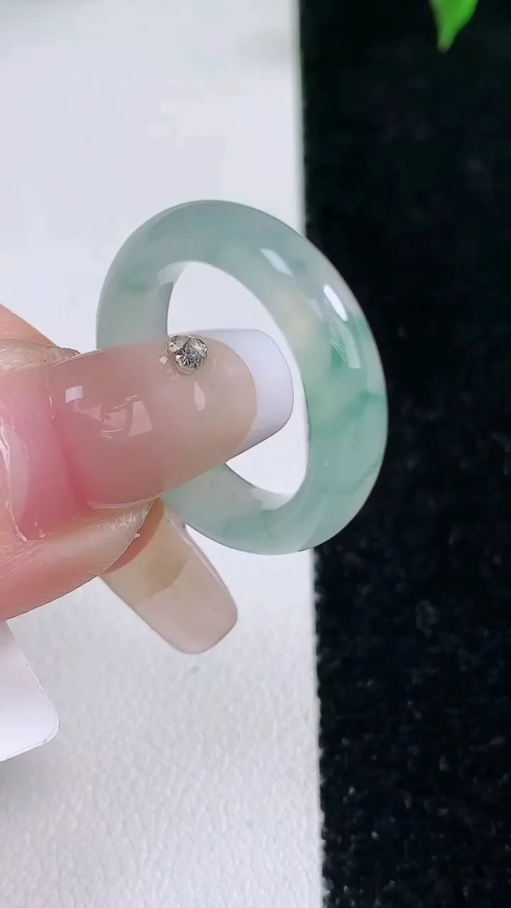 天然A货翡翠冰种飘花指环戒指，尺寸17-5.3-3.3，重量:3.97g2026年1月22日
工厂直