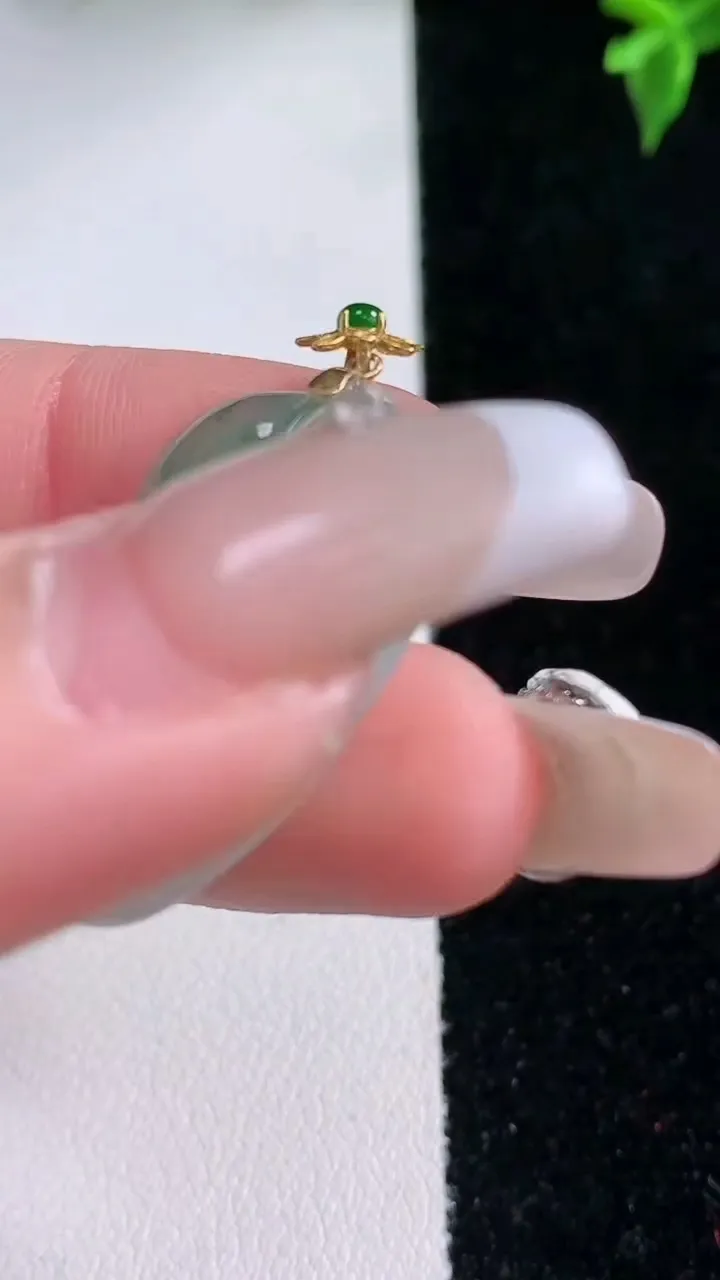 天然A货翡翠金枝玉叶 叶子吊坠，尺寸27.8-19-4.3，重量:4.42g
1月22日