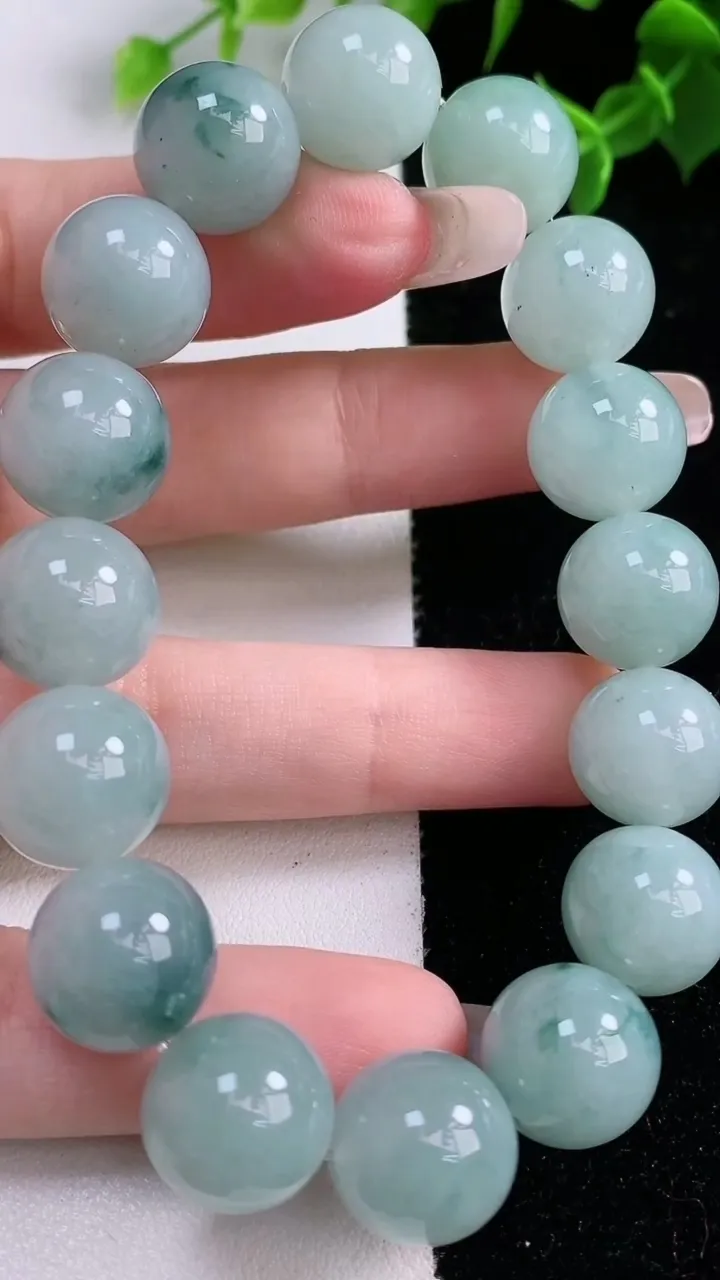 天然A货翡翠飘花圆珠手串，尺寸12.6-16颗，重量:57.42g1月22日
工厂直销收藏佳品,种好水足，色泽均匀，有种有色，上手高大气！