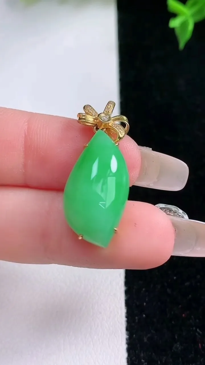 天然A货翡翠随形吊坠，尺寸21-12-7.5，重量:3.80g
1月22日