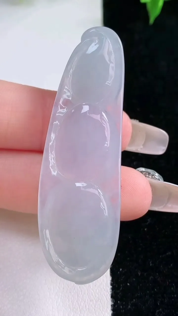 天然A货翡翠福豆吊坠，尺寸56-17.4-7.6，重量:14.67g
1月22日