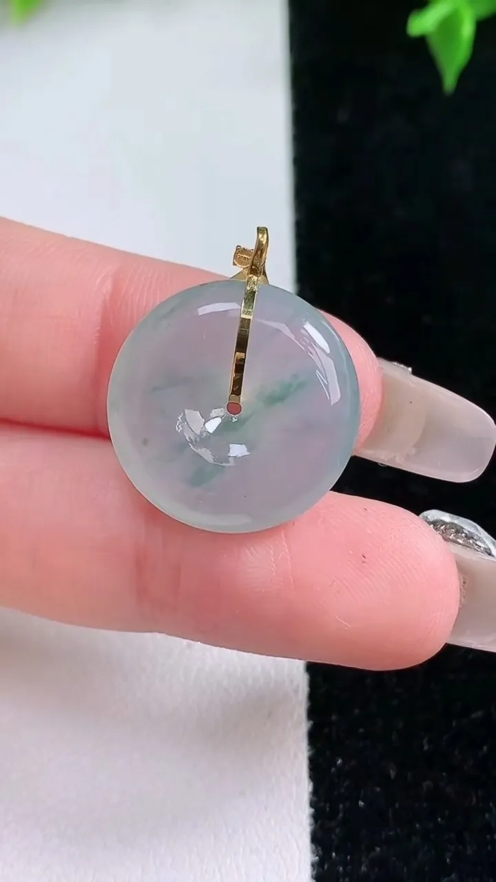 天然A货翡翠种飘花平安扣吊坠，尺寸19-5.4，重量:3.99g
1月22日