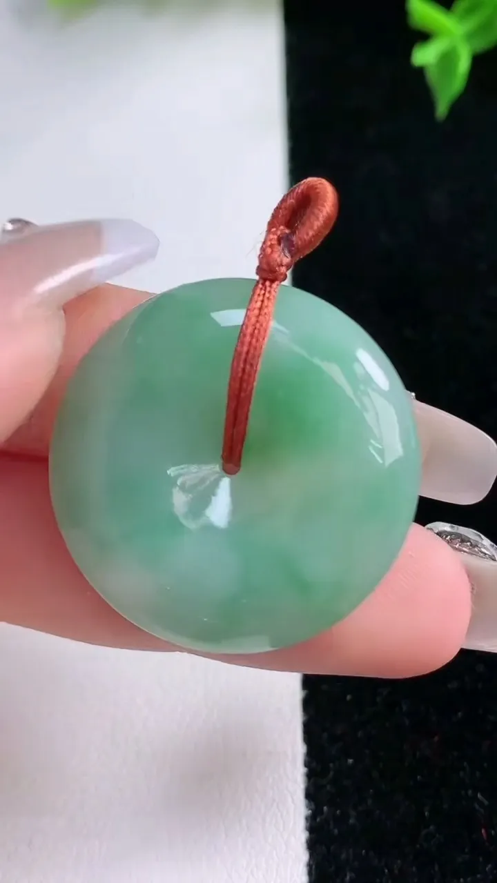 天然A货翡翠平安扣吊坠，尺寸28.7-6.6，重量:11.51g
1月22日