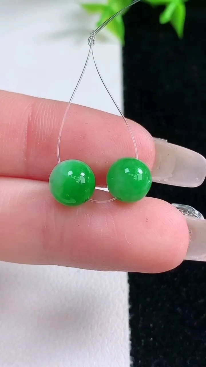 天然A货翡翠圆珠吊坠一对，尺寸7.6，重量:1.58g
1月22日