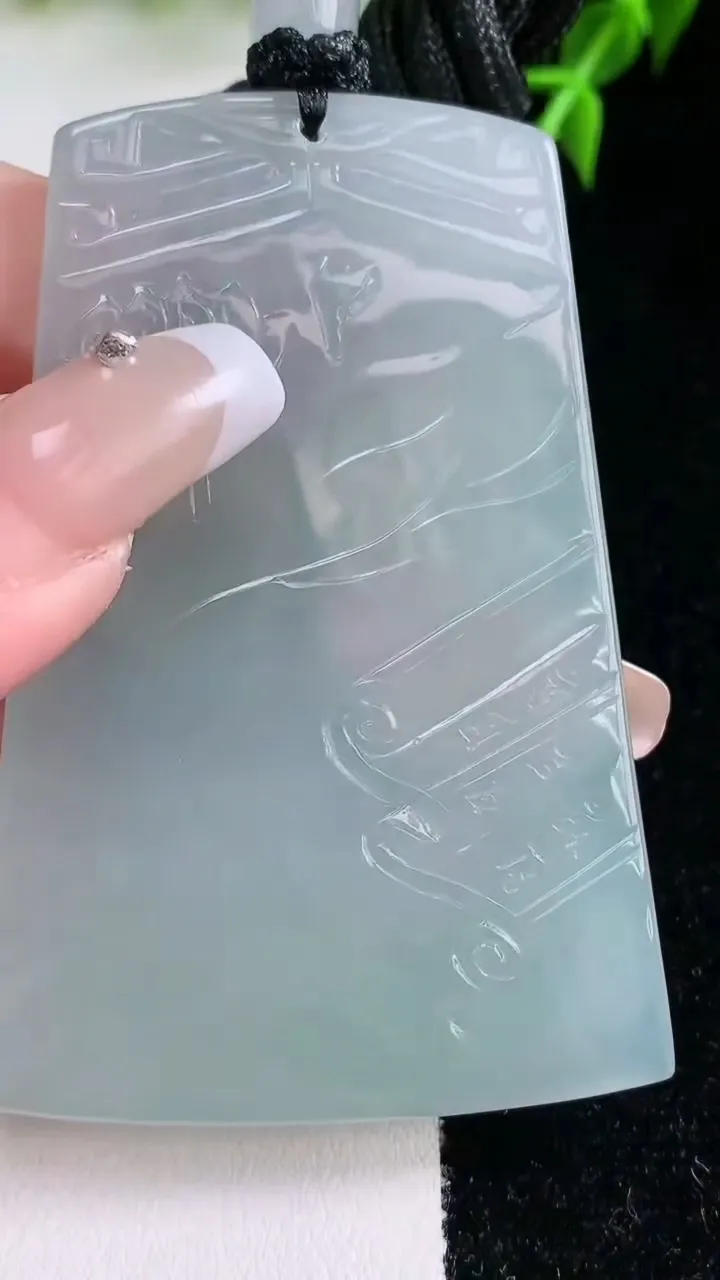 天然A货翡翠观音菩萨吊坠，尺寸66-42-5.7，重量:43.73g
1月22日