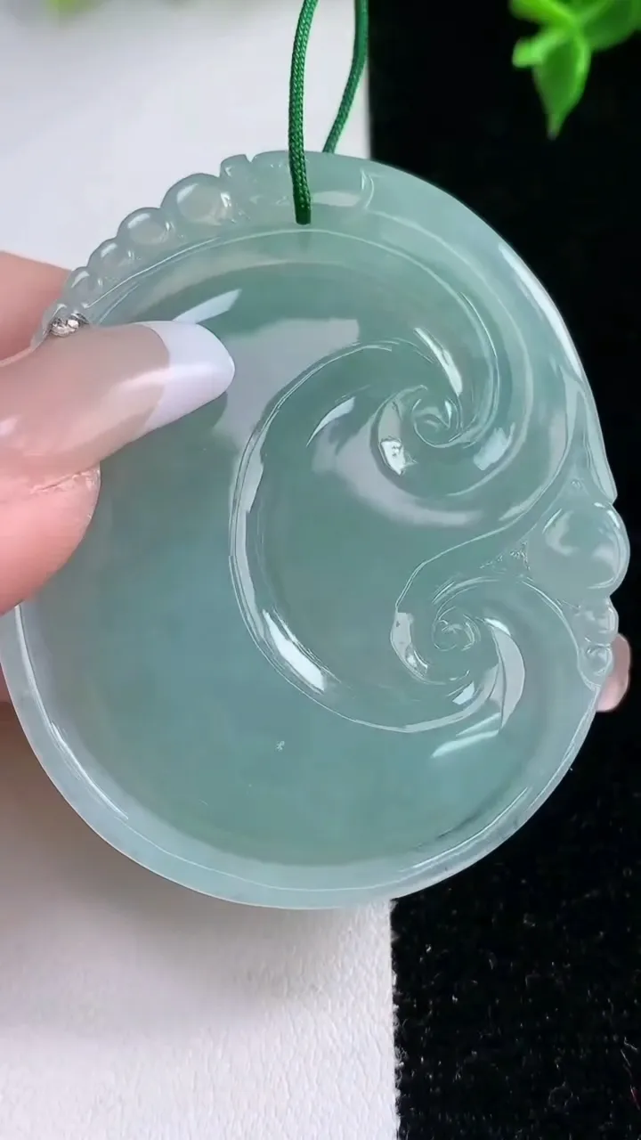 天然A货翡翠如意吊坠，尺寸53.7-44.8-5.5，重量:25.40g
1月22日