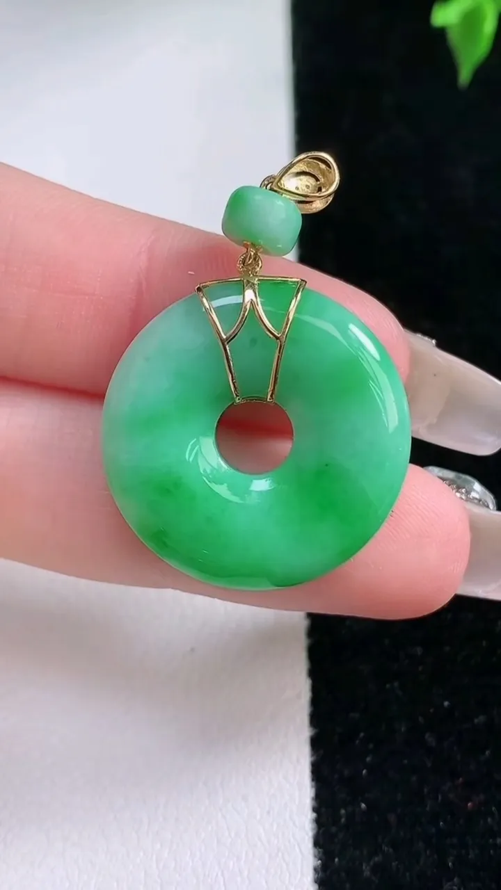 天然A货翡翠平安环吊坠，尺寸23.3-4，重量:5.80g
1月22日