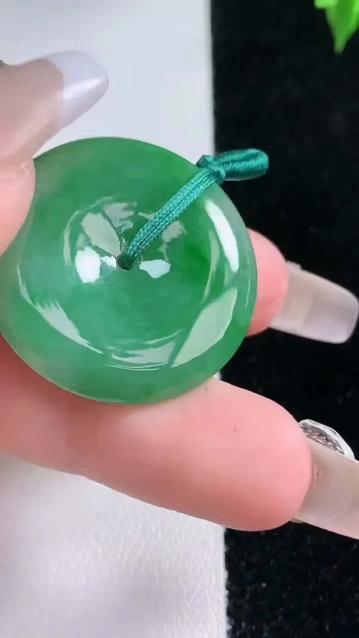 天然A货翡翠平安扣吊坠，尺寸28.7-5，重量:9.46g
1月22日