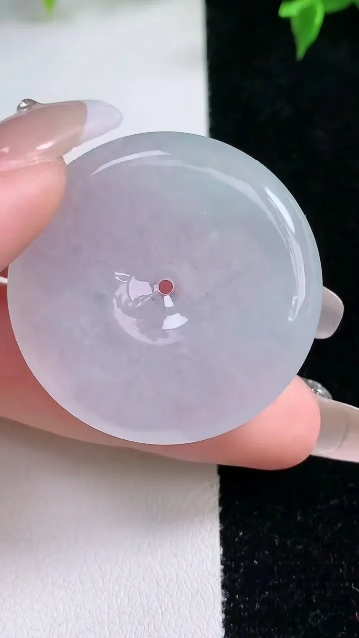 天然A货翡翠平安扣吊坠，尺寸37-5.7，重量:18.15g
1月22日