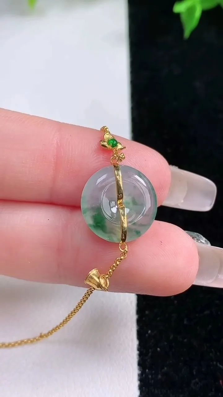 天然A货翡翠种飘花平安扣吊坠，尺寸13.4-4.2，重量:2.18g
1月22日