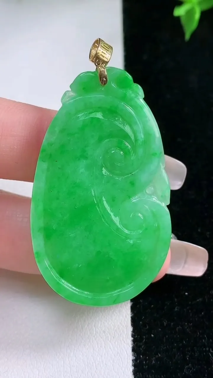 天然A货翡翠如意吊坠，尺寸45-27.3-4.8，重量:11.14g
1月22日