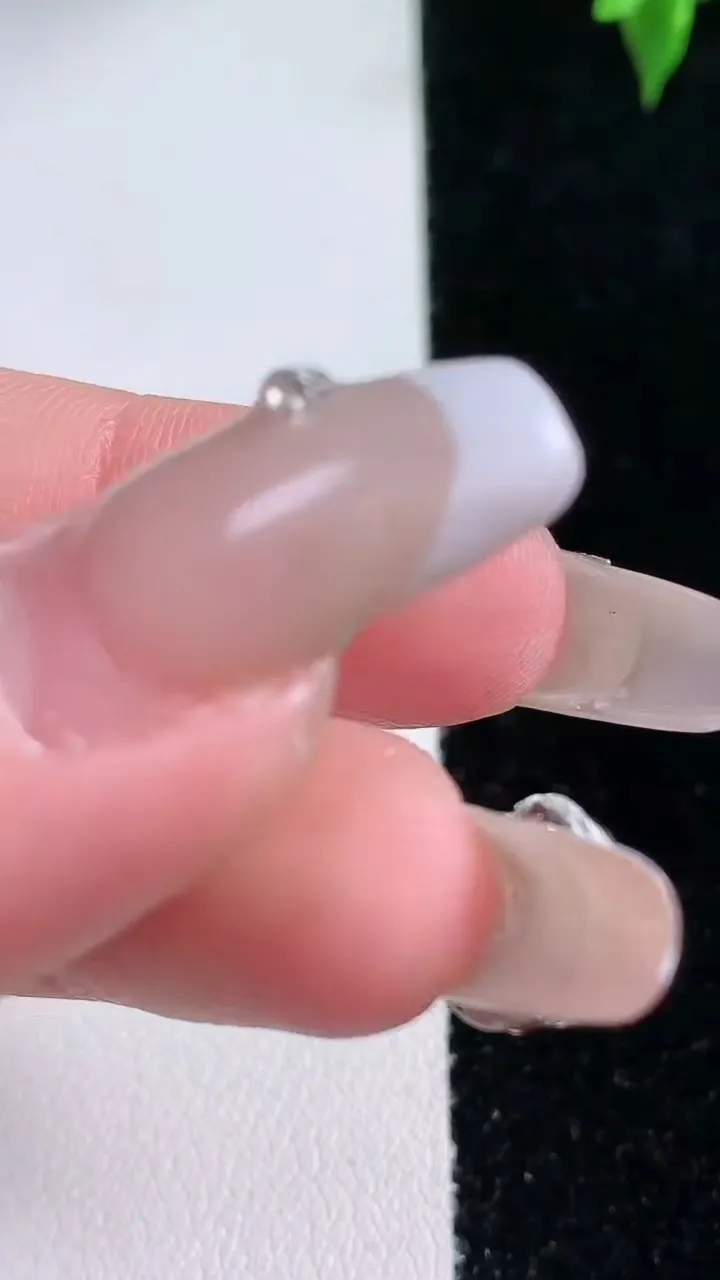 天然A货翡翠种飘花葫芦吊坠，尺寸17.8-14.4-6.3，重量:2.72g
1月22日