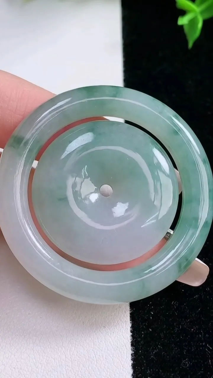 天然A货翡翠飘花母子平安扣吊坠，尺寸47.8-4.5，重量:28.71g
1月22日