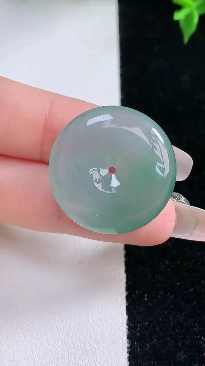 天然A货翡翠平安扣吊坠，尺寸25.3-5.6，重量:7.41g
1月22日