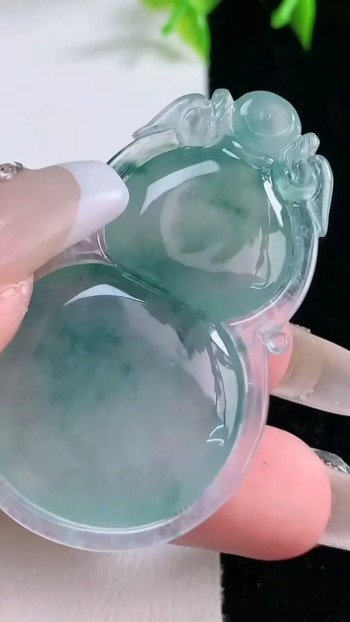 天然A货翡翠种飘花葫芦吊坠，，尺寸48.6-29.5-7.2，重量:23.36g
1月23日