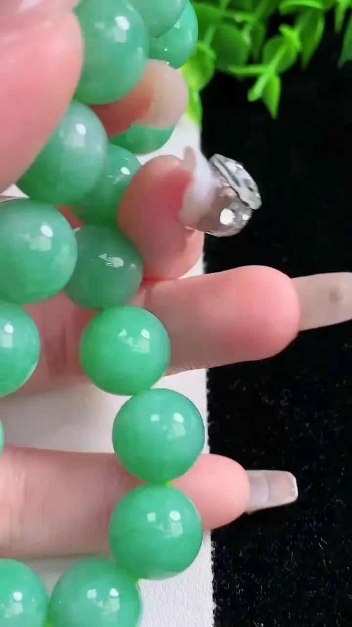 天然A货翡翠圆珠手串，尺寸12.4-16颗，重量:53.93g1月23日
工厂直销收藏佳品,种好水足，色泽均匀，有种有色，上手高大气！