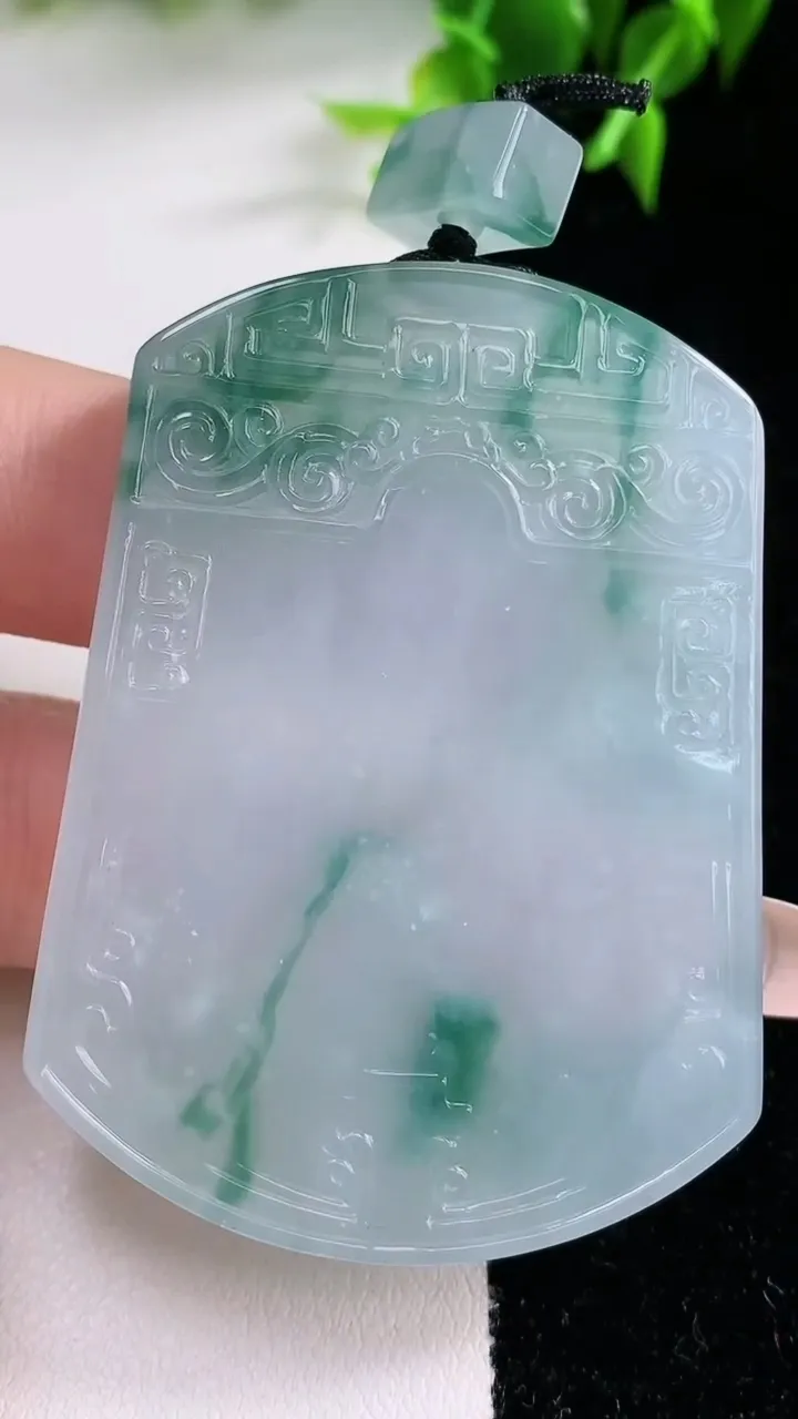 天然A货翡翠种飘花仿古无事牌吊坠，尺寸55.7-41-5，重量:37.10g
1月23日