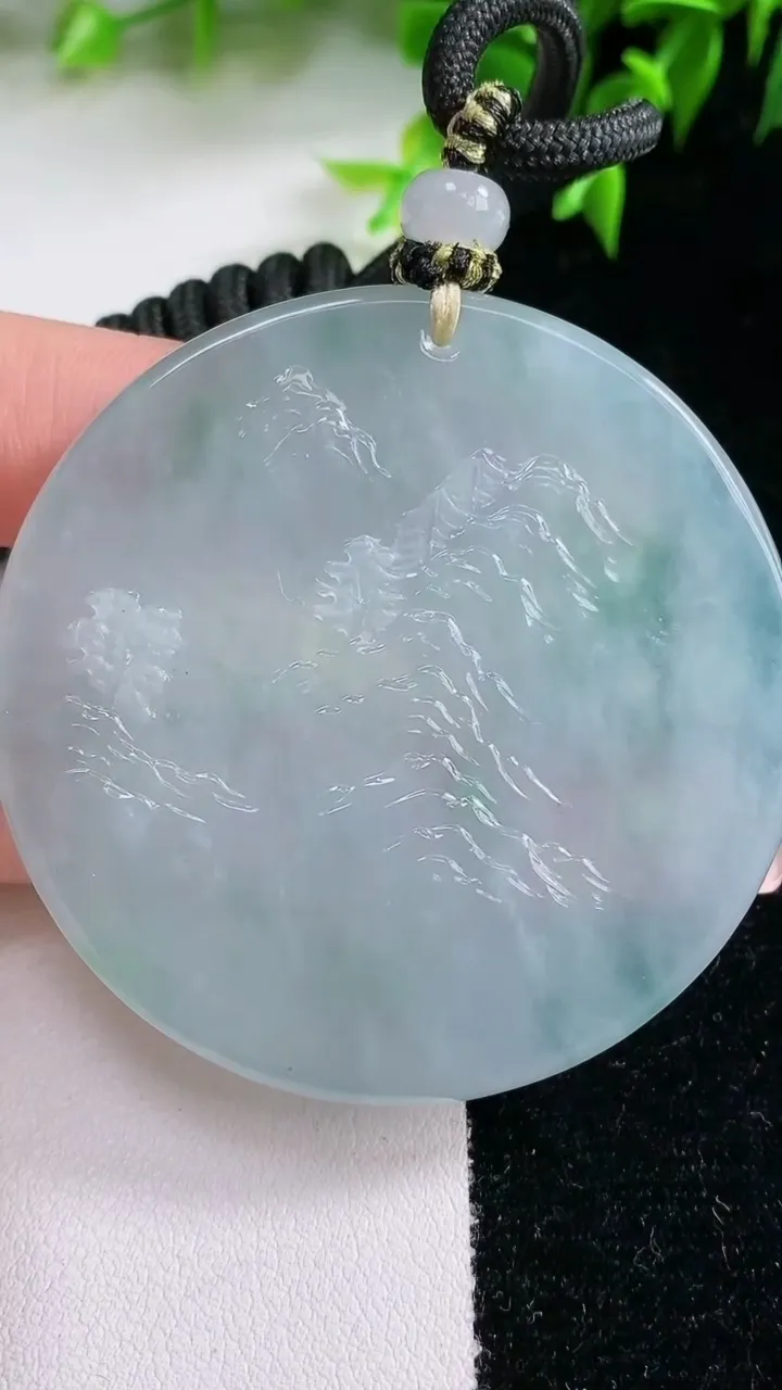 天然A货翡翠山水牌吊坠，尺寸54-5，重量:41.87g
1月23日