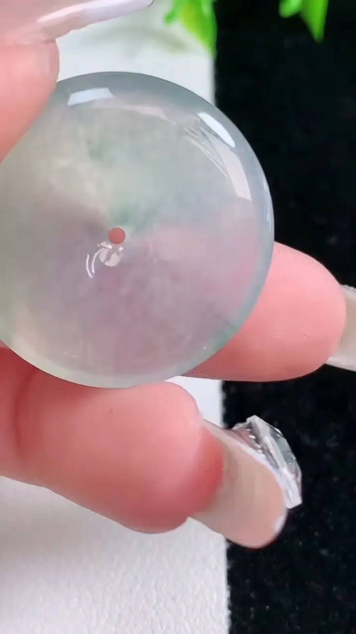 天然A货翡翠种飘花平安扣吊坠，尺寸27-5.4，重量:8.20g
1月23日