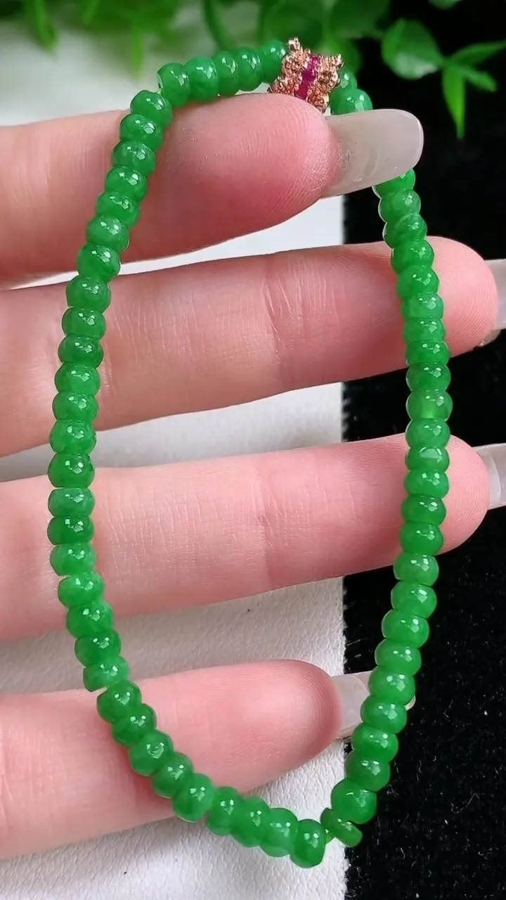 天然A货翡翠算盘珠手串，尺寸4.3-2.8-63颗，重量:7.31g1月23日
工厂直销收藏佳品,种好水足，色泽均匀，有种有色，上手高大气！