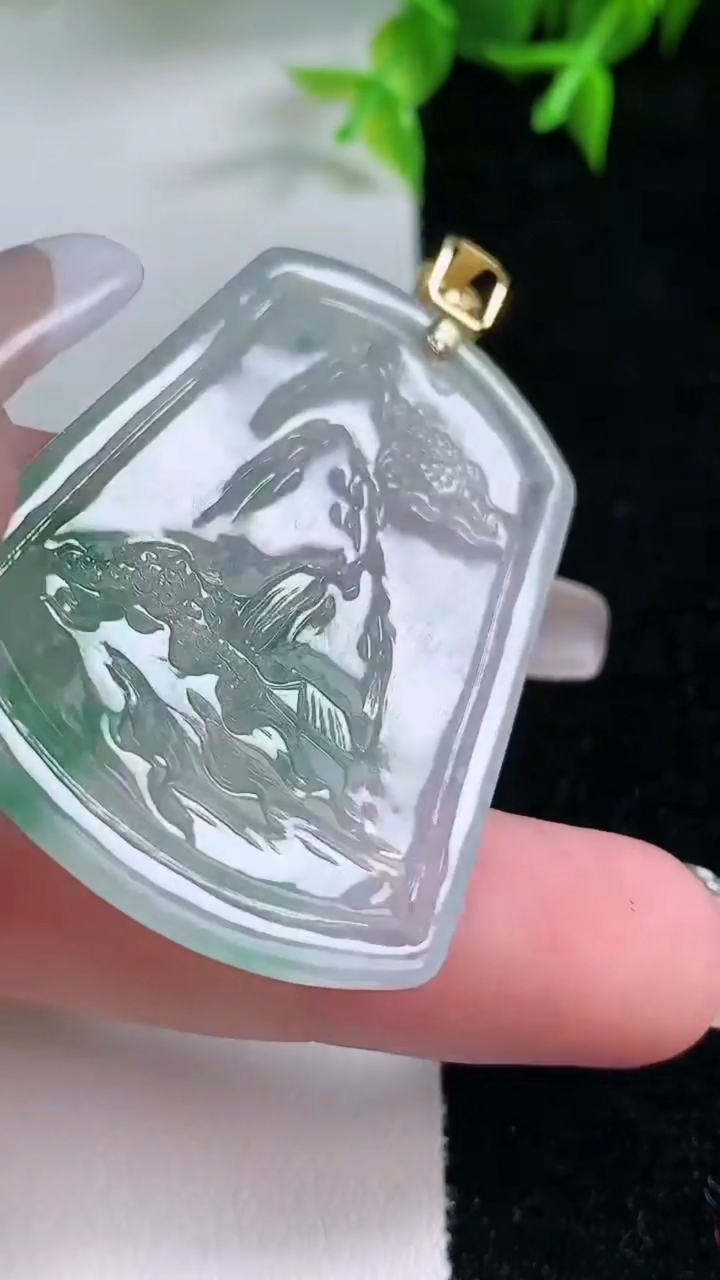 天然A货翡翠种飘花山水牌吊坠，尺寸44.5-33.4-5，重量:18.01g
1月23日